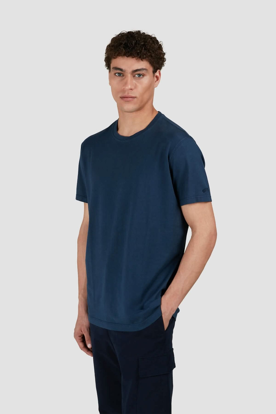 T-shirt en coton uni de Paul & Shark, coupé dans un style décontracté, porté par un homme en bleu marine.