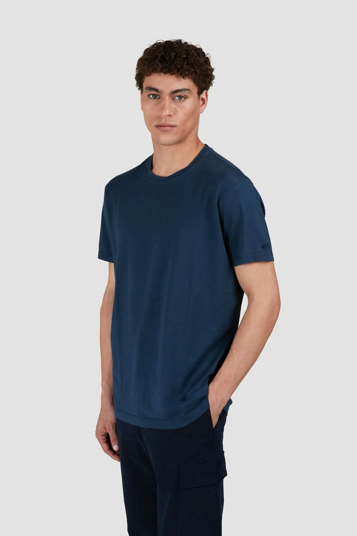 T-shirt en coton uni de Paul & Shark, coupé dans un style décontracté, porté par un homme en bleu marine.