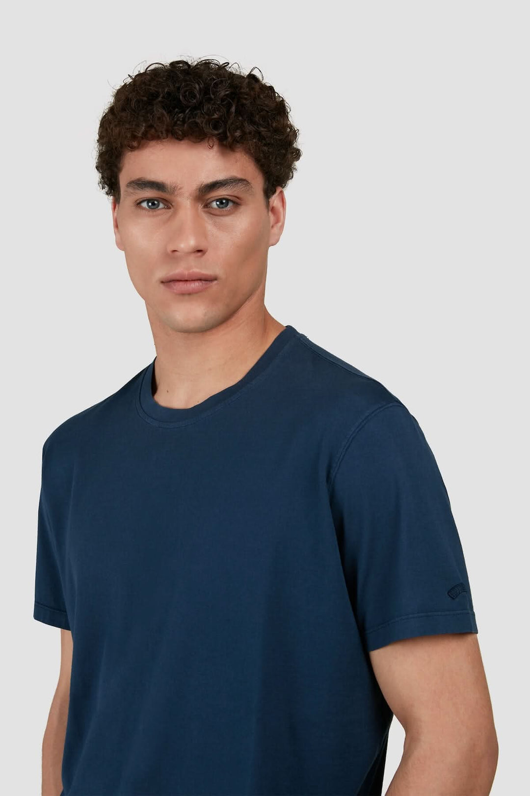 Homme portant un t-shirt en coton uni de Paul & Shark, couleur bleu marine, avec un logo brodé.