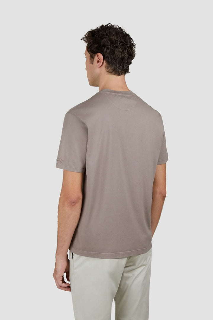 T-shirt en coton uni Paul & Shark, coupe décontractée, porté par un homme de dos sur fond neutre.