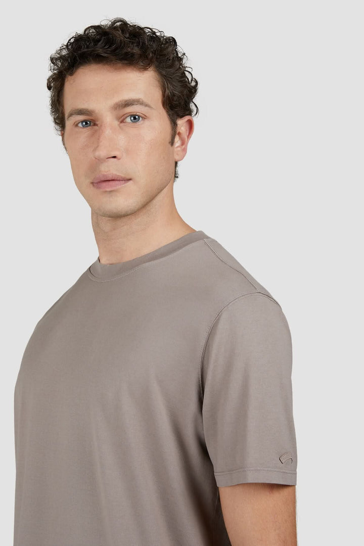 T-shirt en coton uni pour homme, coupe classique, couleur beige, avec logo brodé sur la manche.