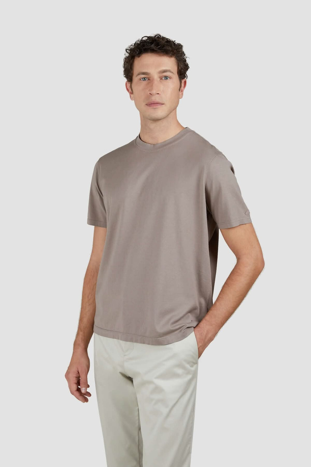 T-shirt en coton uni pour homme, couleur taupe, design minimaliste et élégant.