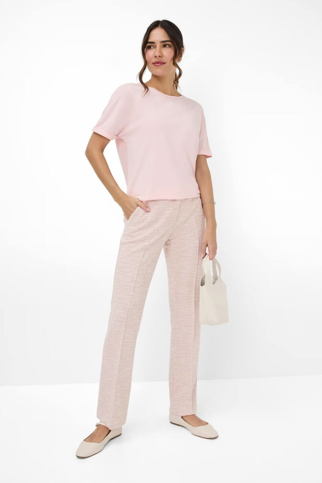 T-shirt en jersey rose Caelen avec pantalon à rayures, offrant une silhouette moderne et élégante.