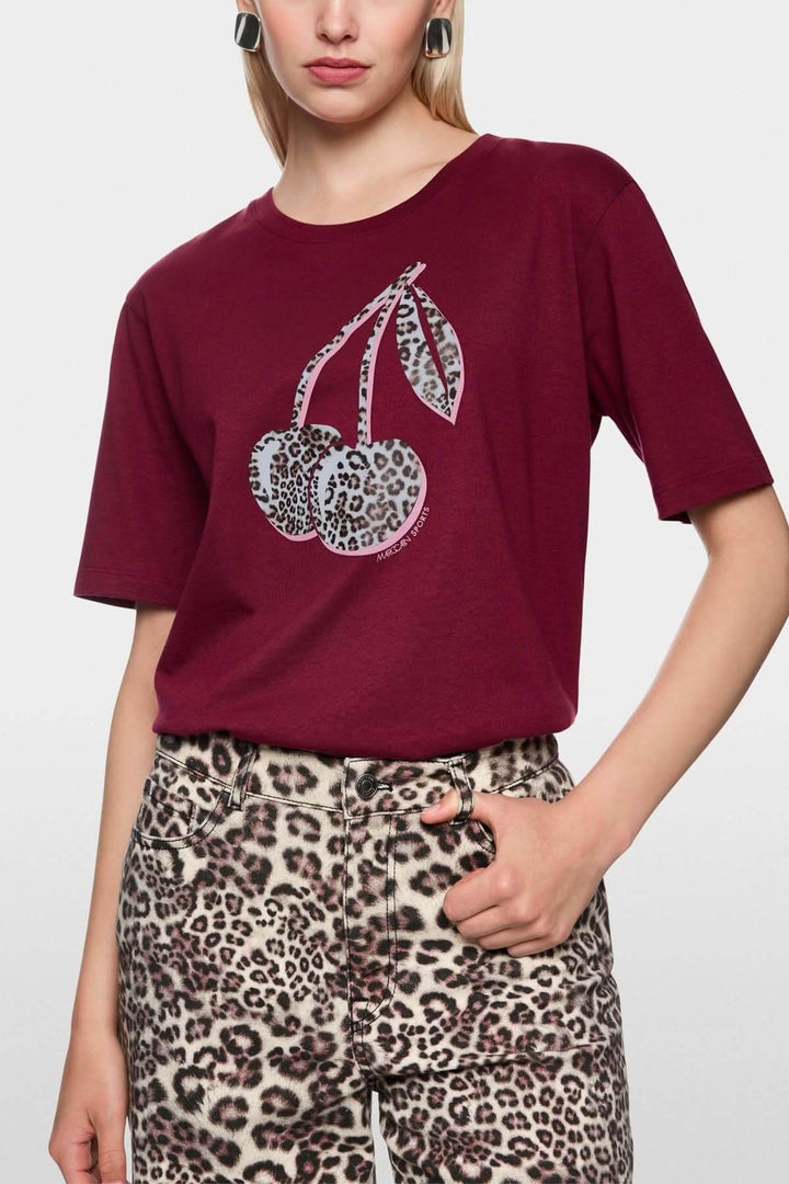 T-shirt imprimé cerises léopard en coton bio avec motif cerises léopard sur fond bordeaux. Mode éthique et tendance décontractée.
