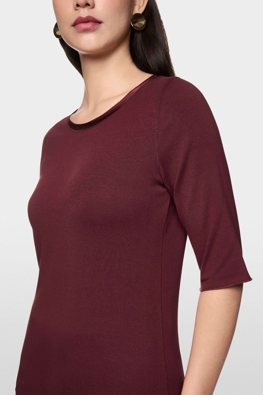 T-shirt manches courtes avec encolure ronde en couleur bordeaux, mode élégante pour tenues classiques et décontractées.
