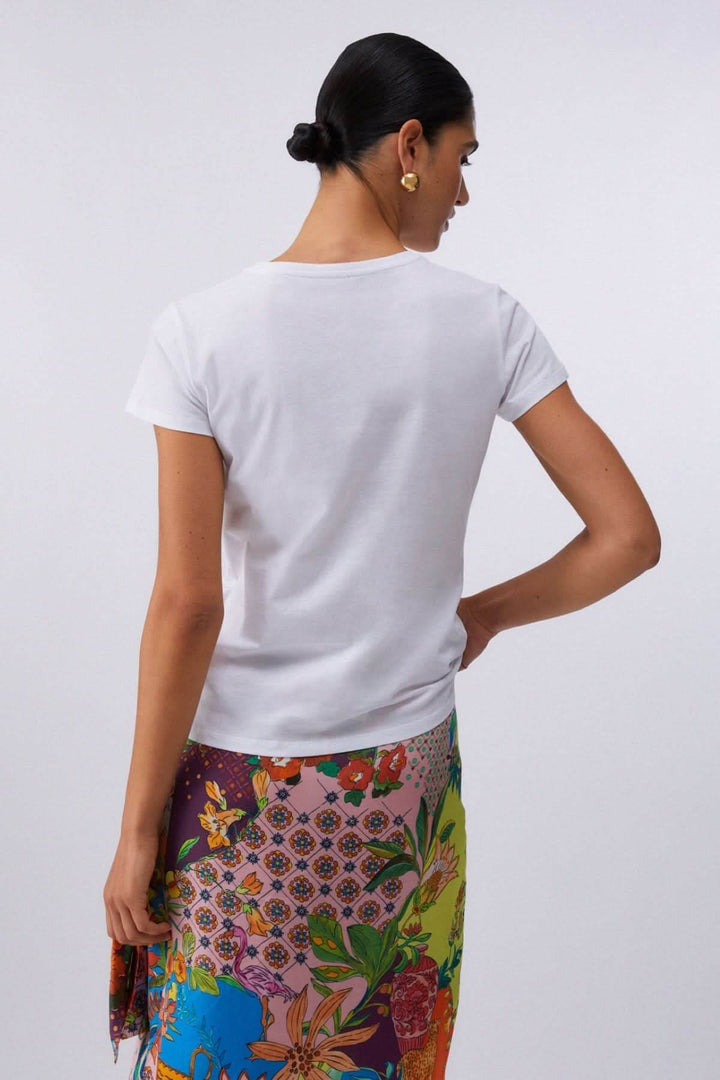 Vue arrière de la femme portant le T-shirt à manches courtes avec imprimé graphique, jupe colorée.