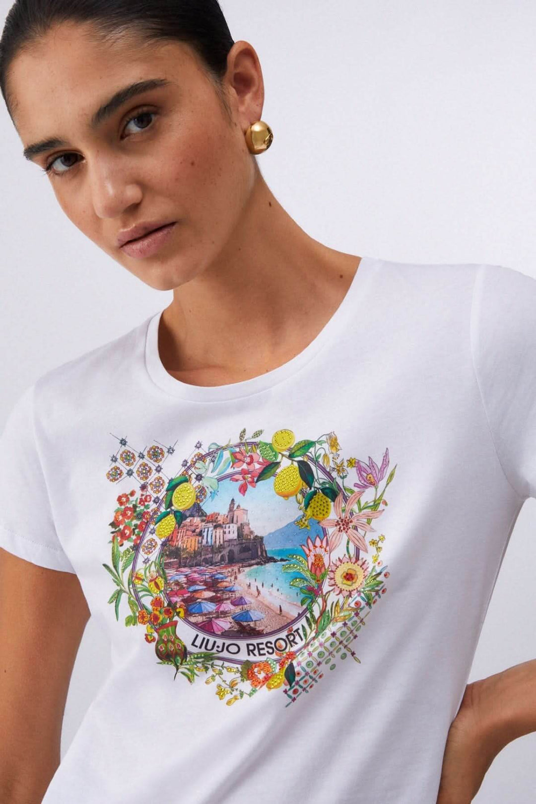 Femme portant un T-shirt à manches courtes avec imprimé graphique, design coloré et coupe confortable.