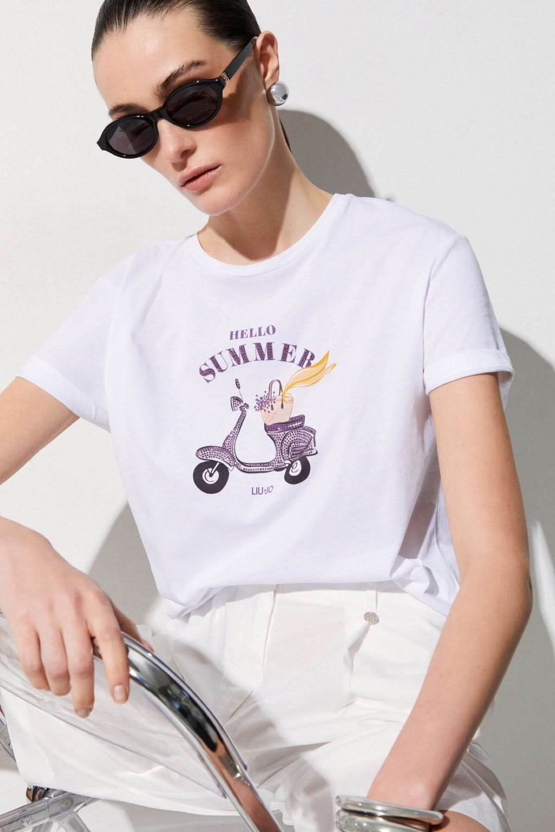 Femme portant un t-shirt à manches courtes avec imprimé graphique &
