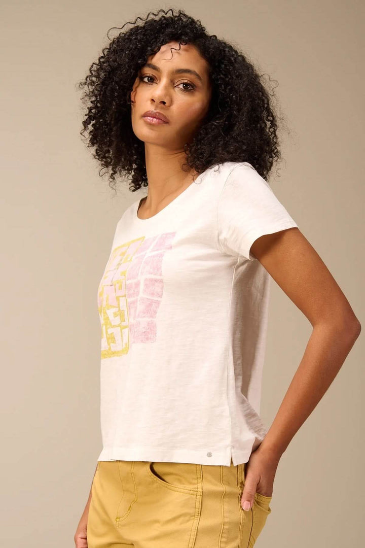 Femme portant un t-shirt à manches courtes coupe décontractée avec design graphique ; mode quotidienne élégante et confortable.