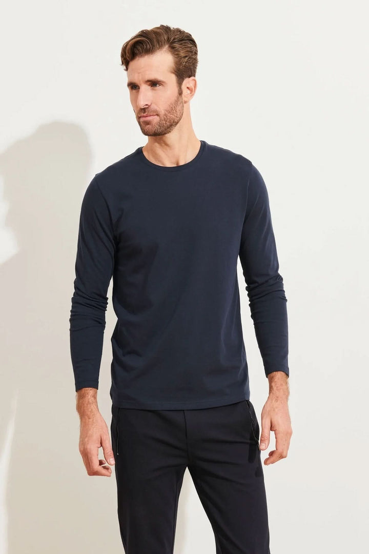 T-shirt à manches longues en coton Pima péruvien, col rond, coloris marine, pour un look polyvalent.