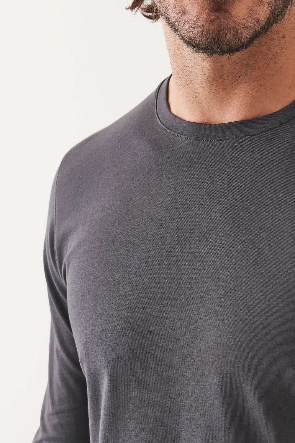 T-shirt à manches longues en coton Pima péruvien, col rond, couleur gris, offrant confort et style.