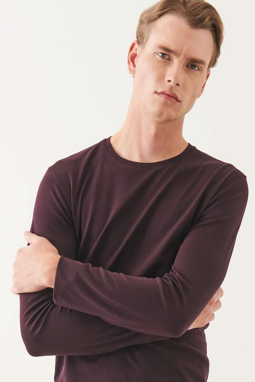T-shirt manches longues couleur prune, en coton Pima, offrant confort et élégance au quotidien.