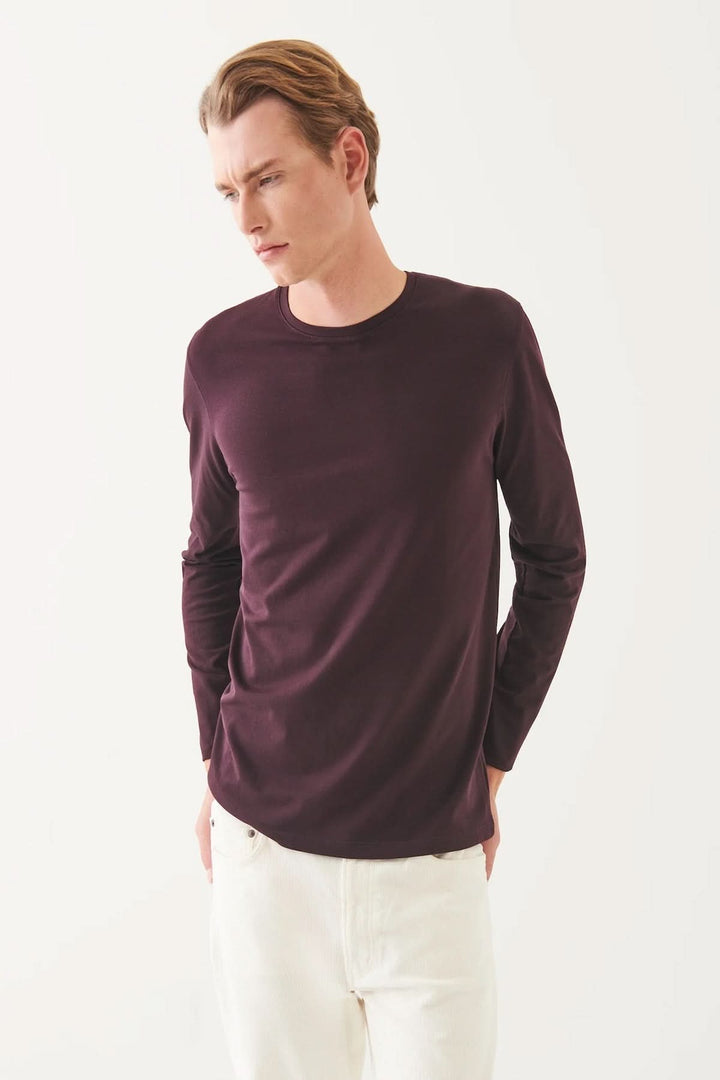 T-shirt manches longues en coton Pima péruvien, couleur bordeaux, porté par un homme, style décontracté.