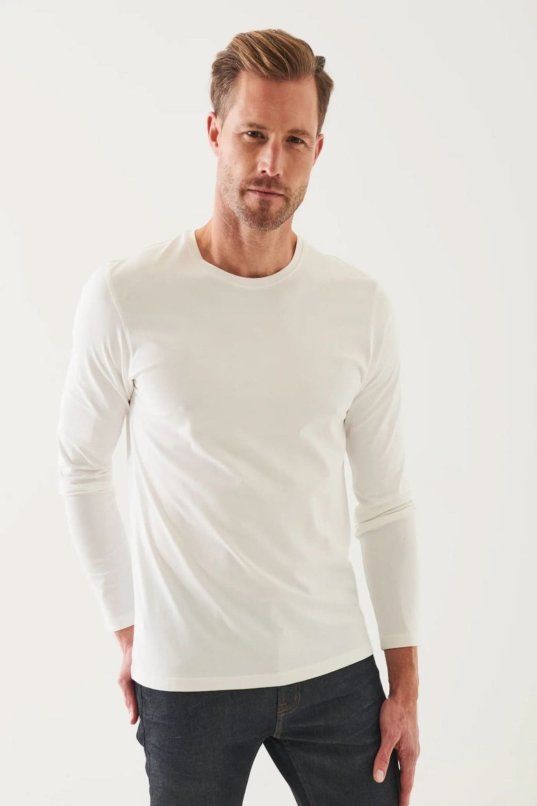 T-shirt à manches longues en coton Pima blanc, offrant confort et style polyvalent.