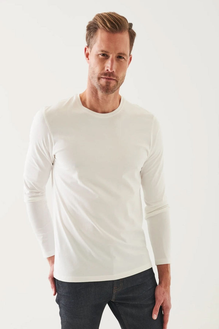 T-shirt à manches longues en coton Pima blanc, offrant confort et style polyvalent.