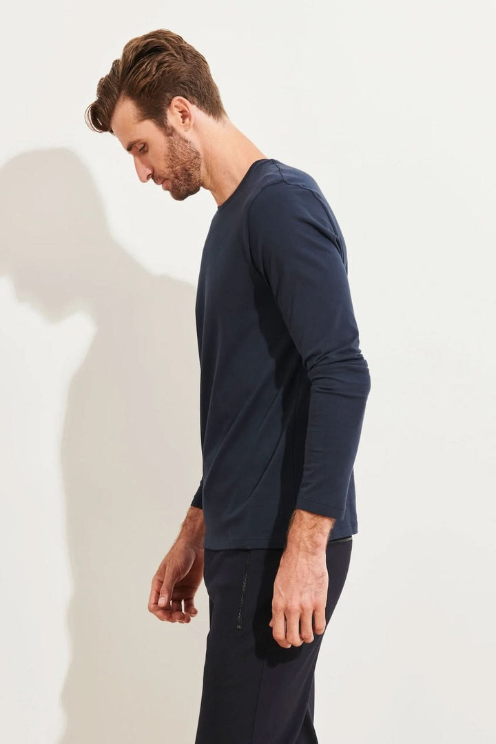 Homme portant un t-shirt manches longues en coton Pima, couleur bleu marine, avec col rond.