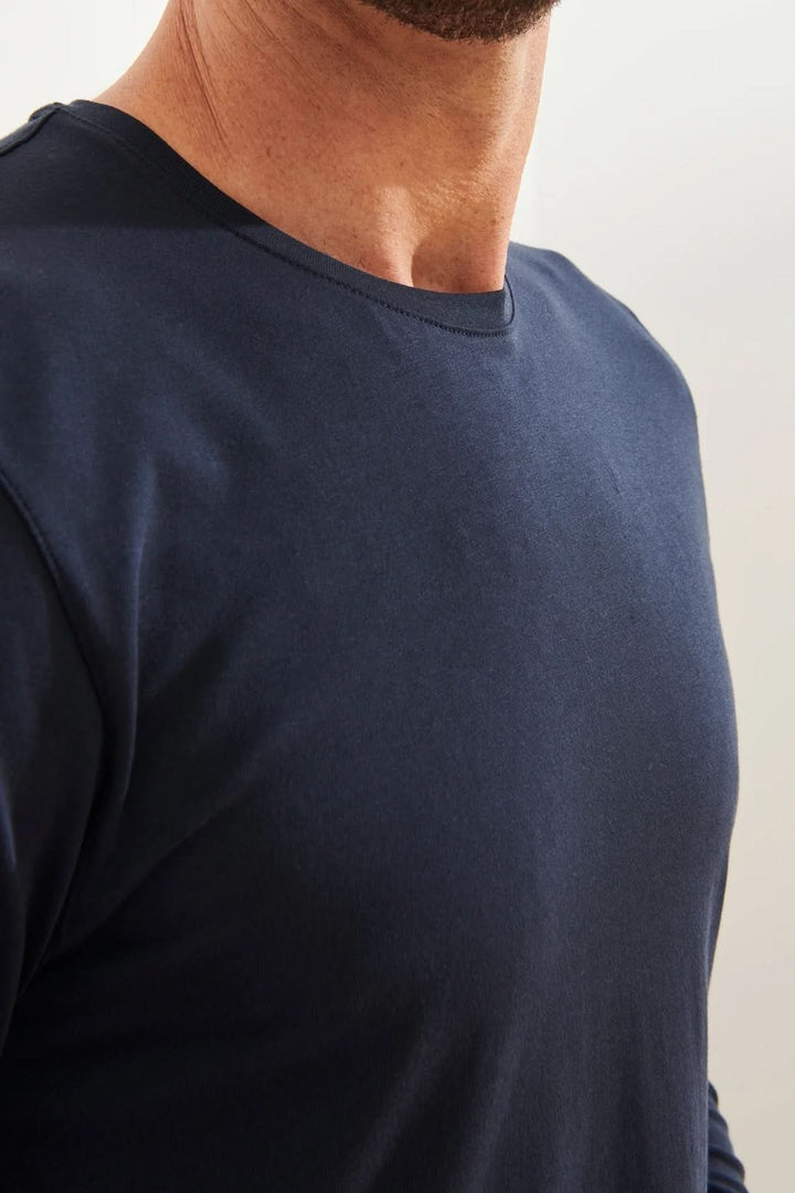 T-shirt à manches longues en coton Pima luxueux, col rond et confortable, idéal pour superpositions.