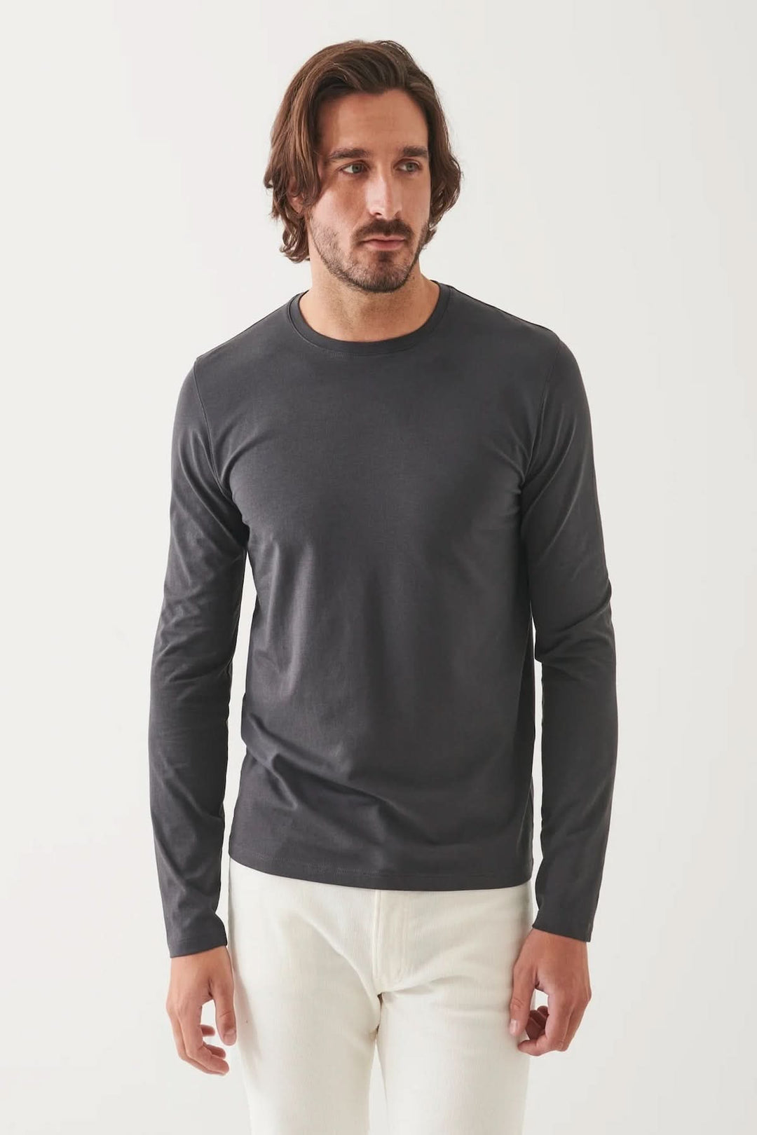 T-shirt manches longues en coton Pima péruvien, col rond, homme en tenue décontractée, coloris gris.
