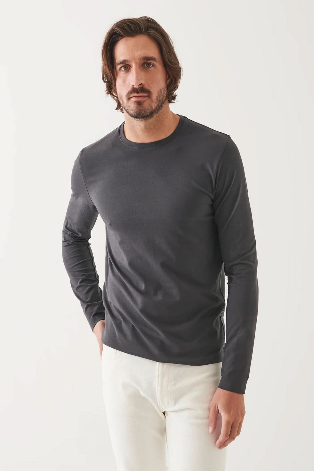 T-shirt à manches longues en coton Pima péruvien, couleur gris, offrant confort et style, parfait pour superpositions.