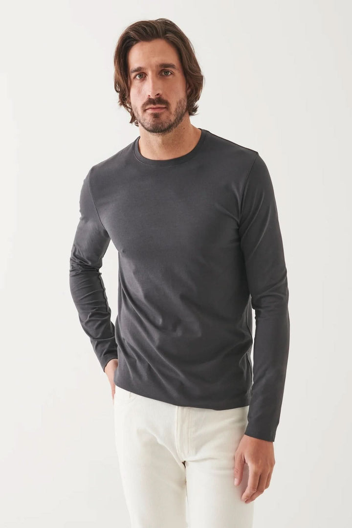 T-shirt à manches longues en coton Pima péruvien, couleur gris, offrant confort et style, parfait pour superpositions.