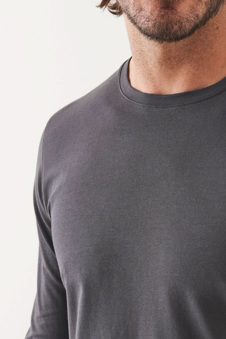 T-shirt à manches longues en coton Pima péruvien, confortable et élégant pour un style décontracté.