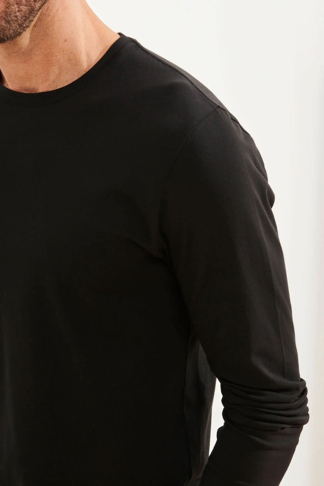 T-shirt noir à manches longues en coton Pima, confortable et polyvalent pour toutes les occasions.