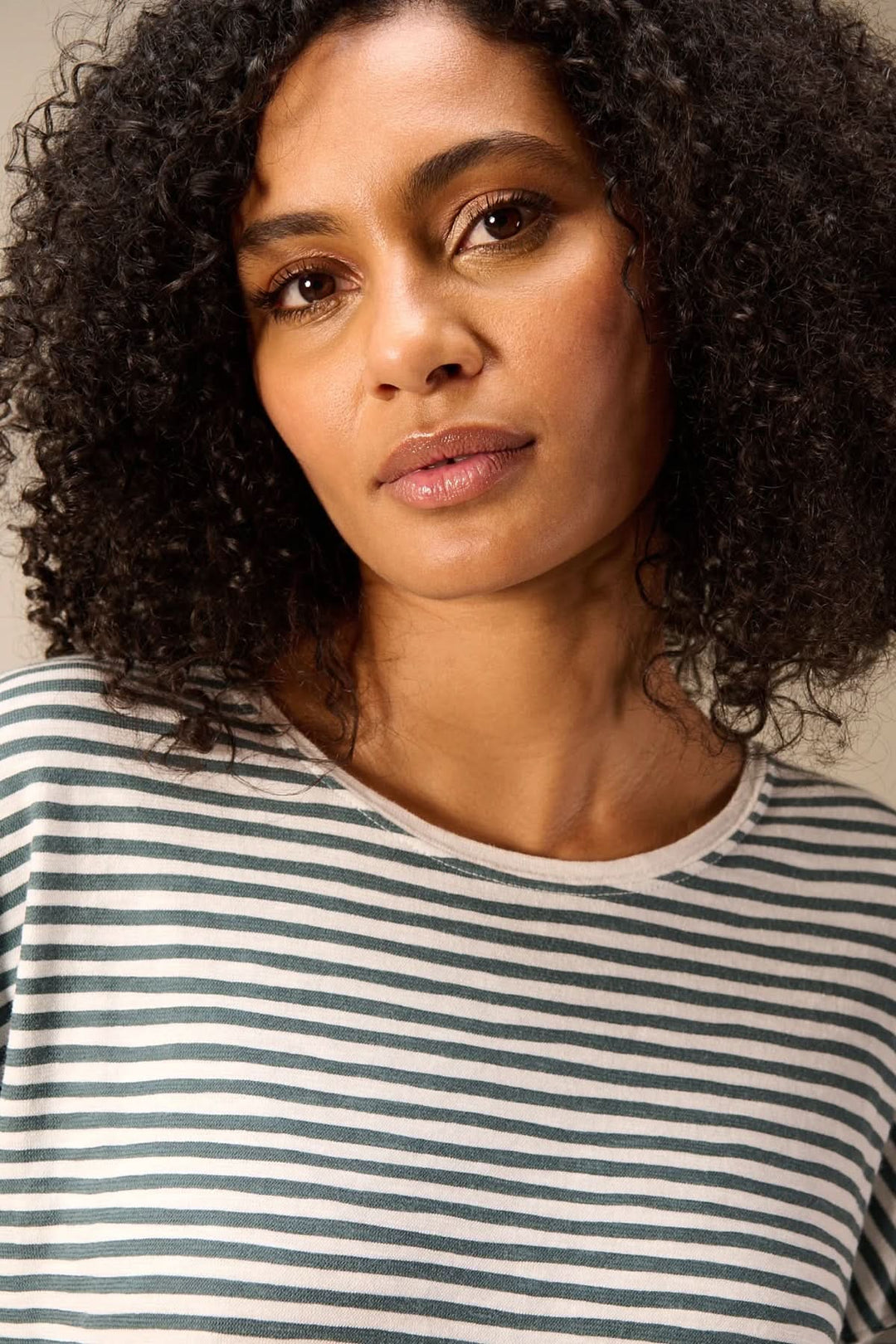 T-shirt à manches longues rayé col rond porté par une femme, idéal pour un look décontracté et moderne.