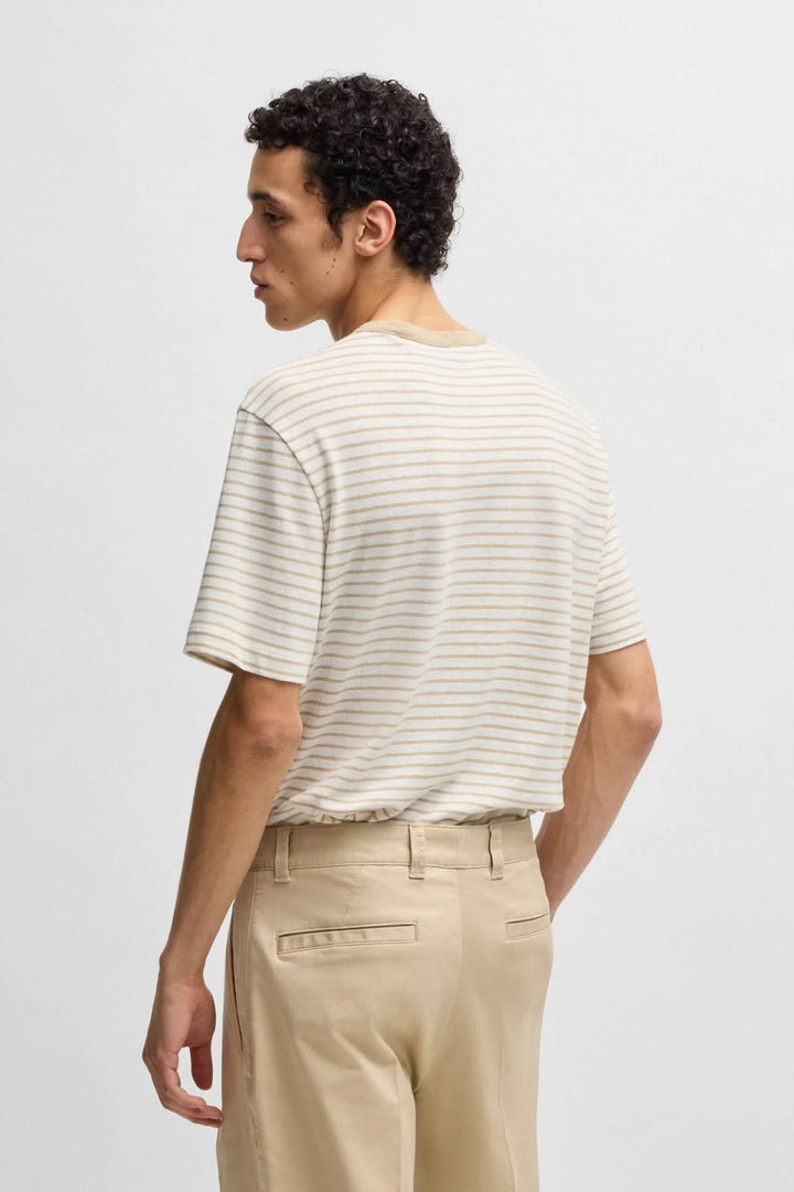 T-shirt rayé à col contrastant, coupe décontractée, porté avec un pantalon clair, vue arrière.