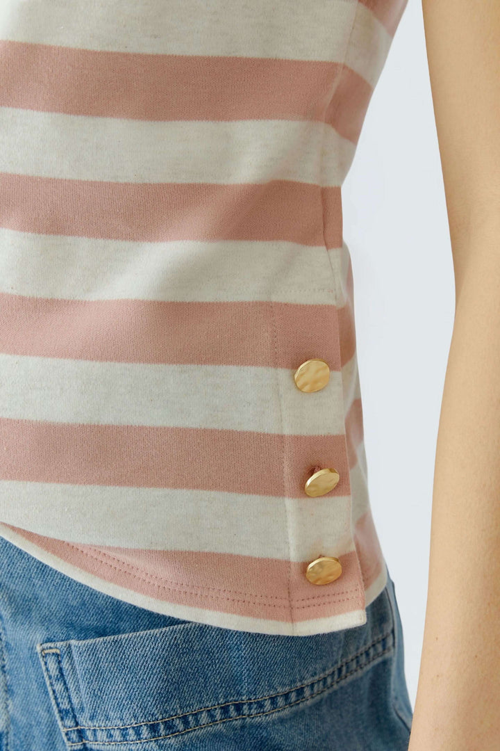 T-shirt à rayures avec détails décoratifs dorés sur le côté, coupe droite et manches courtes, idéal pour un style moderne et féminin.