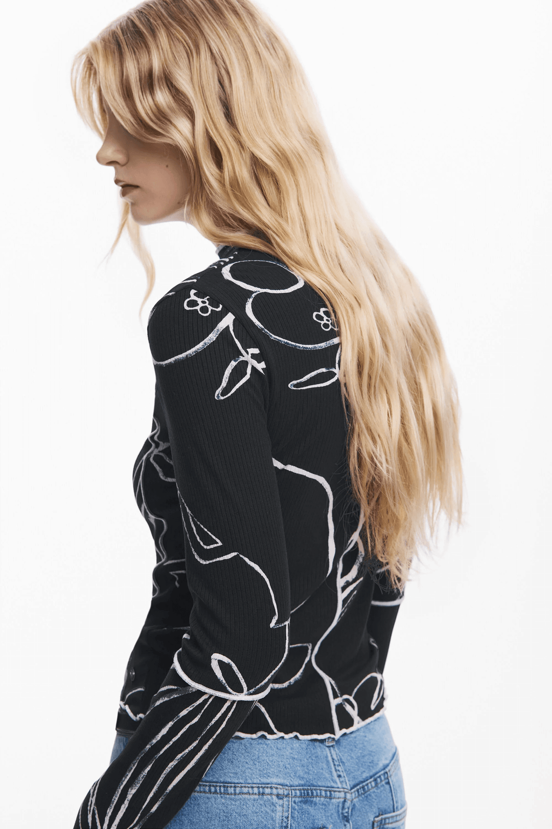 Femme portant un t-shirt silhouettes vases à manches longues avec imprimé moderne et coutures contrastantes, coupe ajustée.