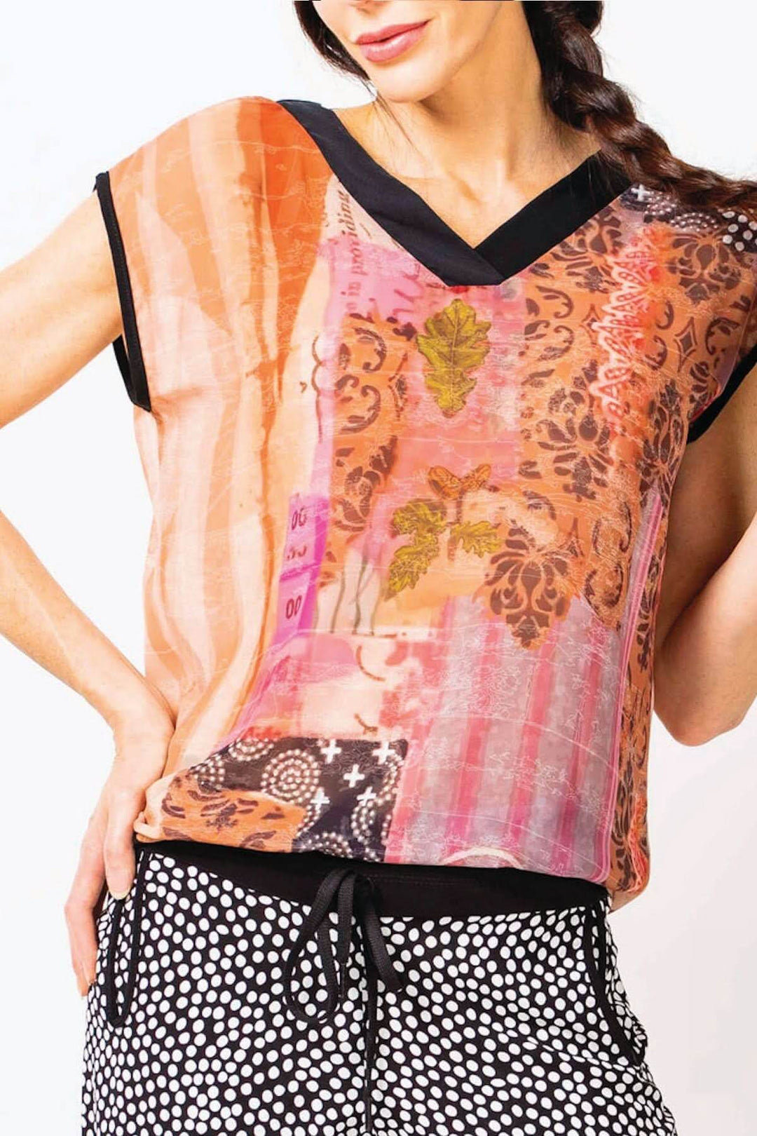 Top imprimé à motifs colorés, en chiffon léger avec encolure en V, idéal pour un look chic et décontracté.