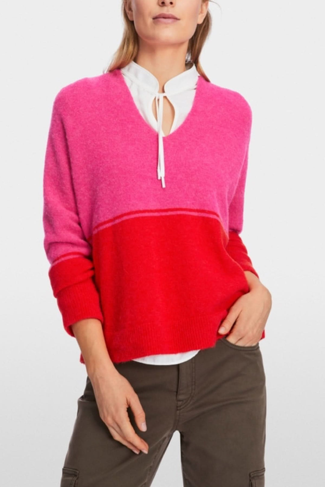 Pull bicolore en tricot, large, en V, en fibres légères, confortable et sans coutures.