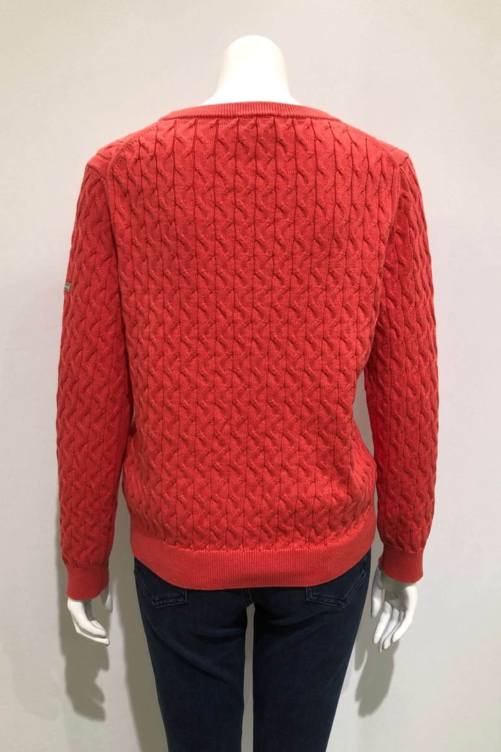 Tricot de coton HORGEN rouge vif à motif torsadé, col rond, manches longues, allure moderne et décontractée, vue arrière.