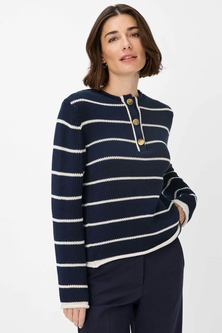 Pull Lesley en coton rayé, col rond et boutonnière dorée, alliant élégance et modernité.