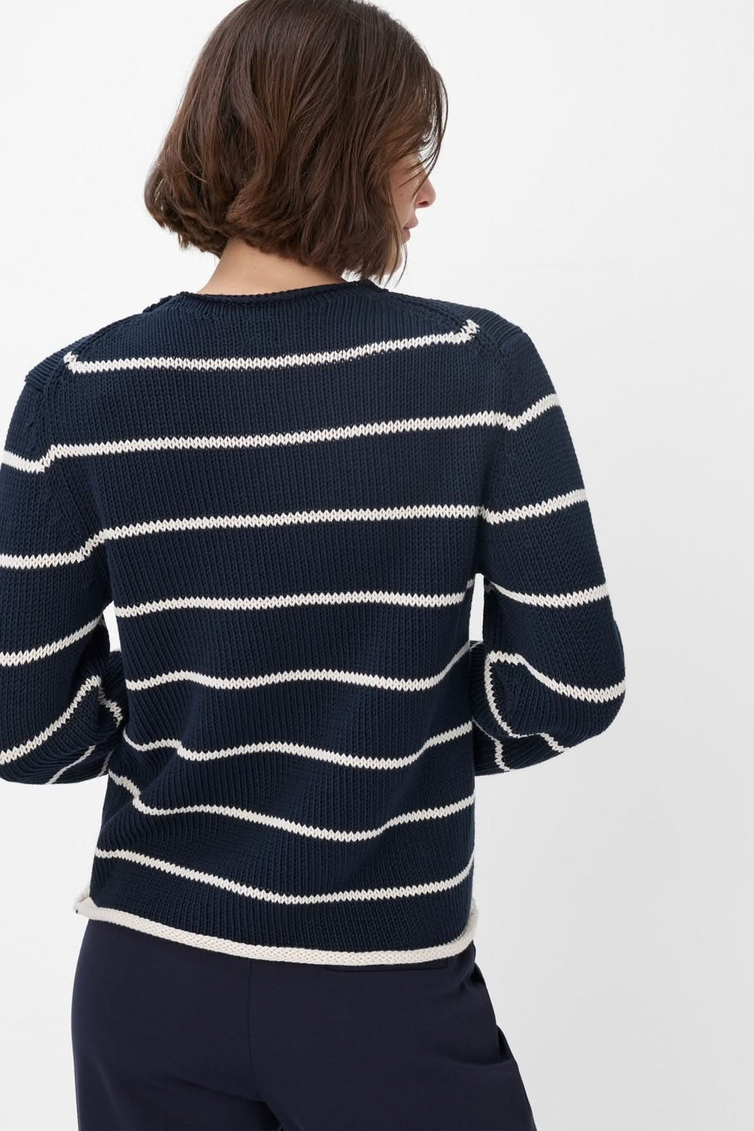 Pull en coton Lesley de Brax, rayé bleu marine et crème, avec col rond et design moderne.