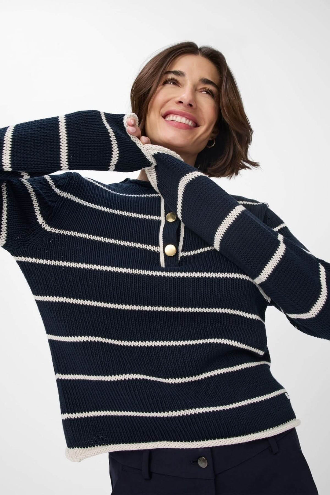 Pull en coton Lesley de Brax, col rond, rayures horizontales, boutons dorés, style élégant et moderne.