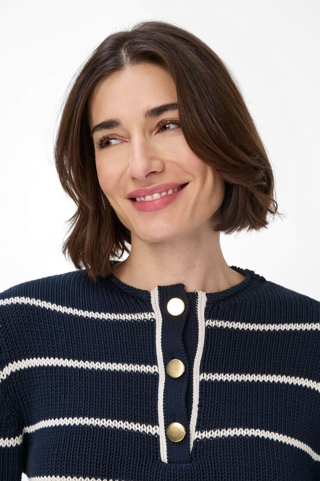 Pull en tricot de coton Lesley avec rayures, col rond et boutons dorés, pour une allure élégante et moderne.