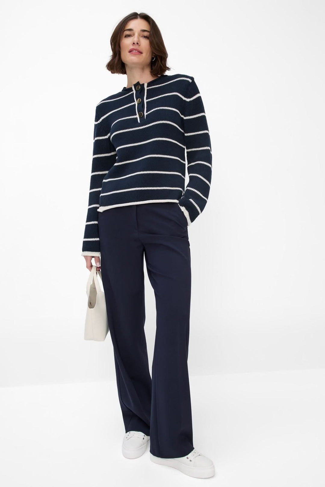 Pull Lesley en tricot de coton à rayures horizontales, style décontracté, porté avec un pantalon navy.