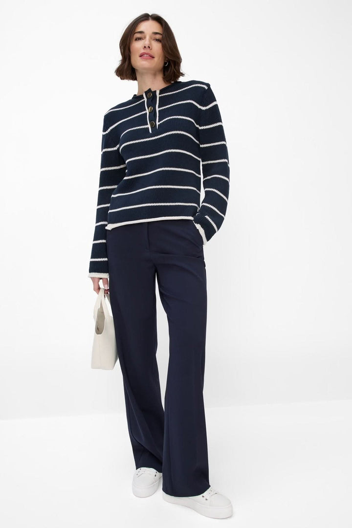 Pull Lesley en tricot de coton à rayures horizontales, style décontracté, porté avec un pantalon navy.