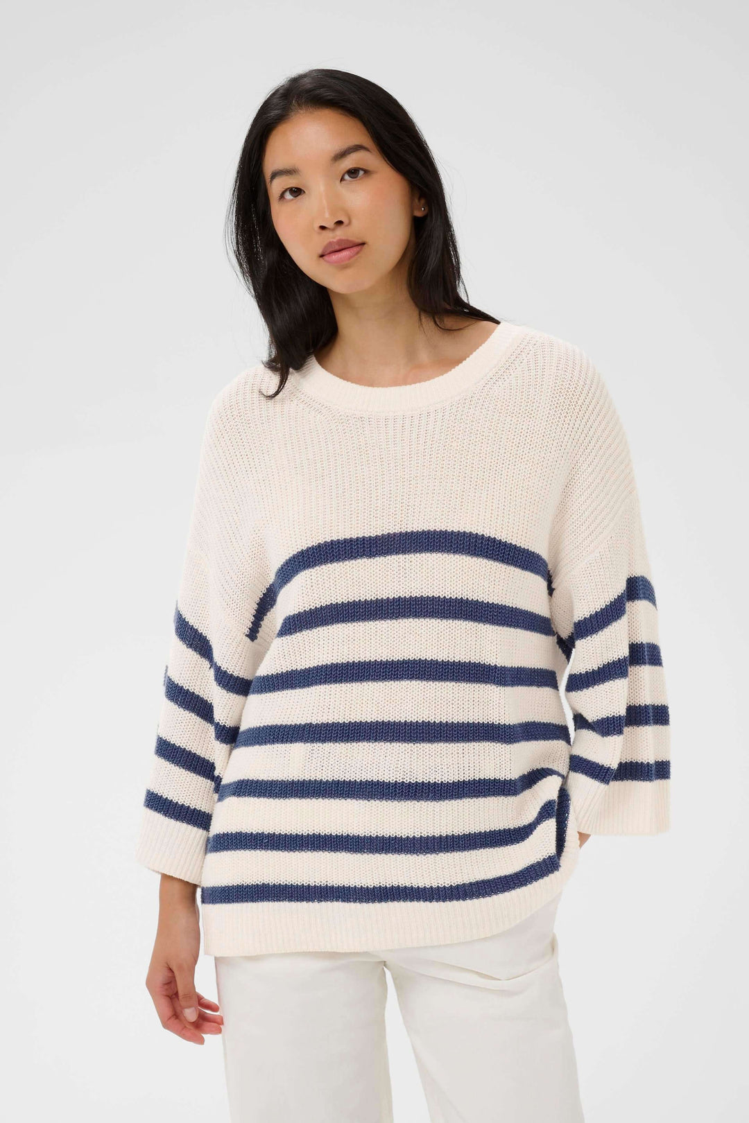 Femme portant le Tricot lin et coton Aliza à rayures avec manches courtes, coupe décontractée, parfait pour la mi-saison.