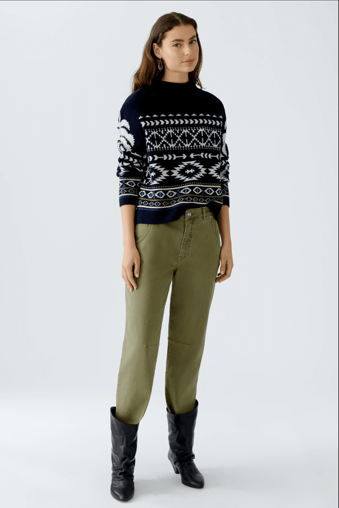 Tricot motif norvégien en viscose avec col montant, manches longues, et coupe décontractée pour un style hivernal tendance.