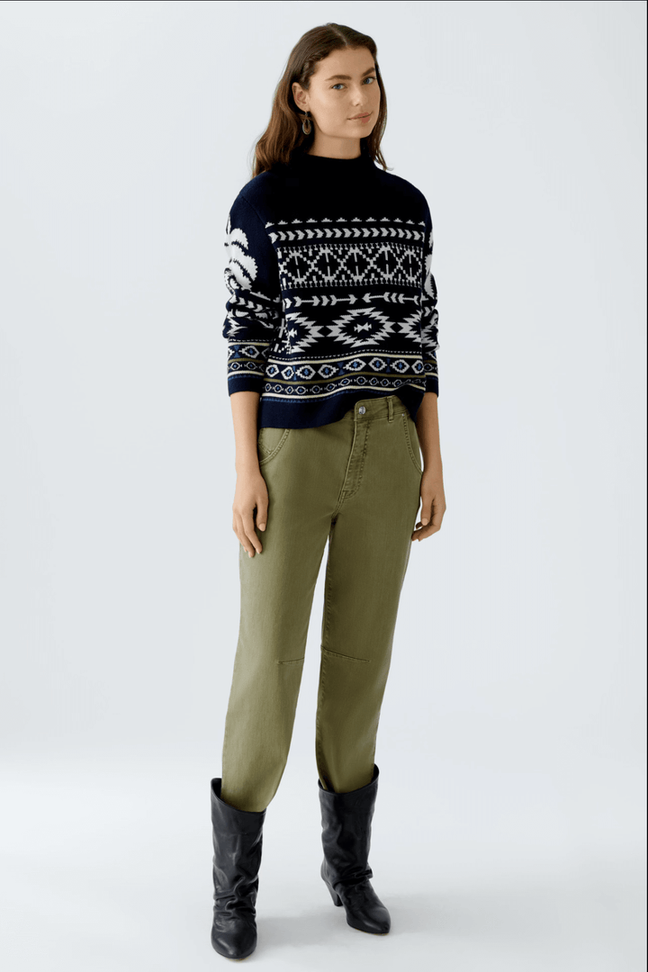 Tricot motif norvégien en viscose avec col montant, manches longues, et coupe décontractée pour un style hivernal tendance.