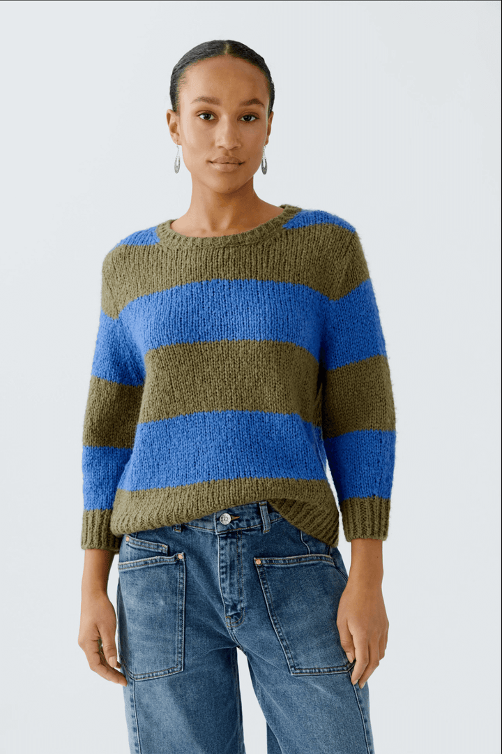 Femme portant un tricot rayures larges en laine et mohair avec manches 3/4, coupe décontractée et col ras du cou, style décontracté.