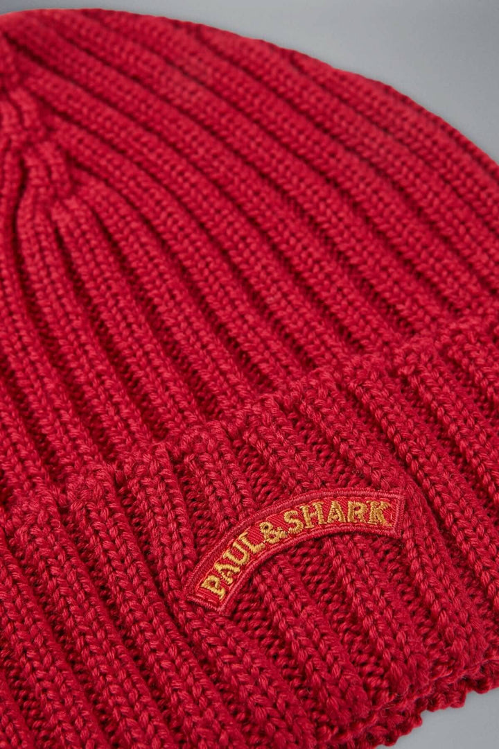 Bonnet en laine rouge avec maille côtelée et logo brodé Paul & Shark, parfait pour l'hiver.