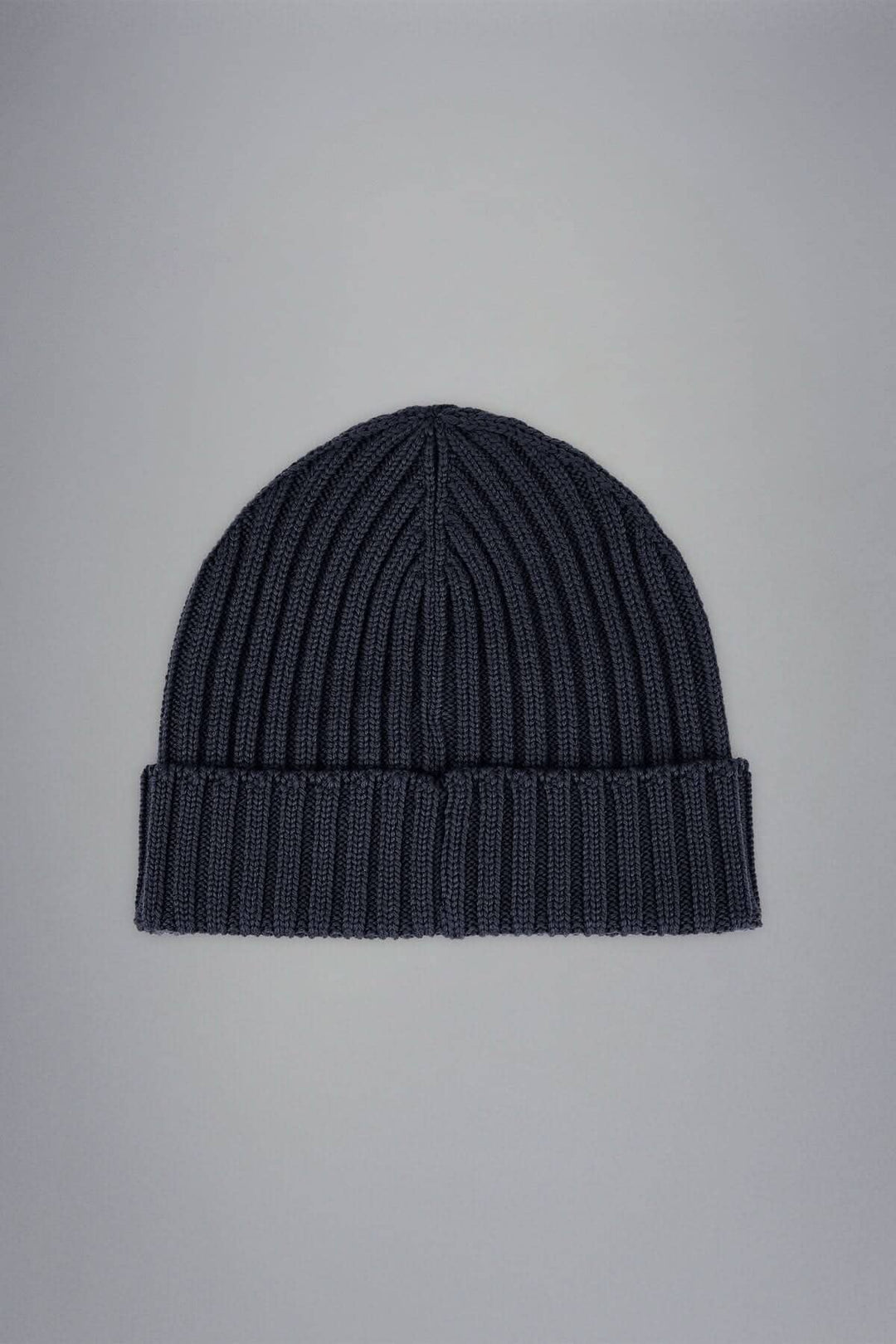 Bonnet en laine gris en maille côtelée, parfait pour l'hiver, avec un revers confortable.