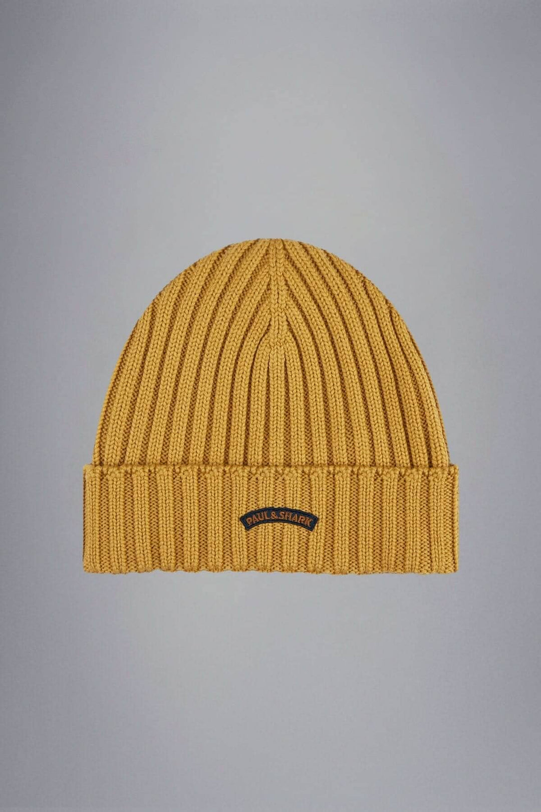 Bonnet en laine jaune maille côtelée avec logo brodé, parfait pour un hiver élégant et confortable.