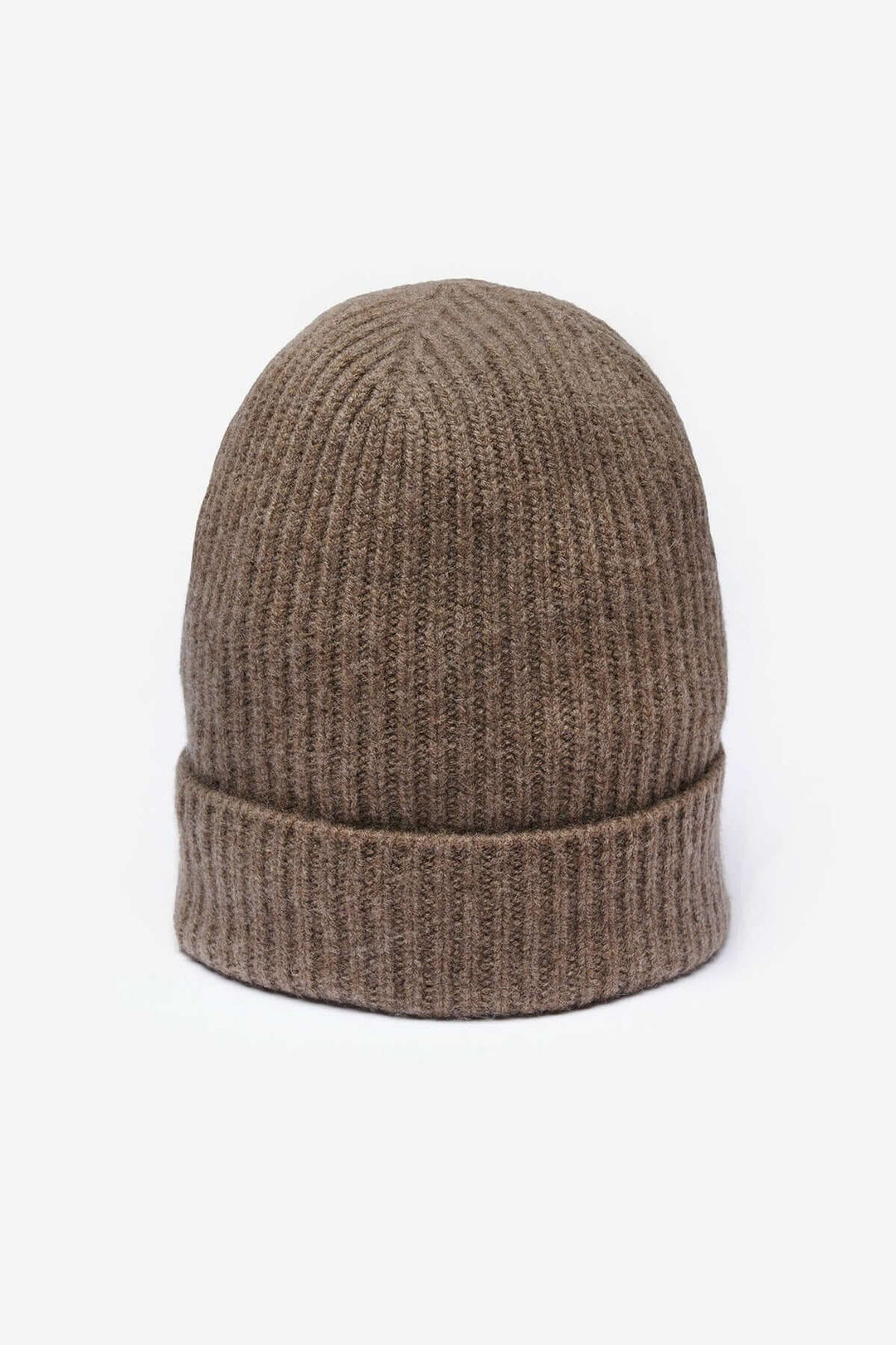 Tuque maille côtelée en laine marron avec revers ajustable, idéale pour un style urbain et confortable lors des journées froides.