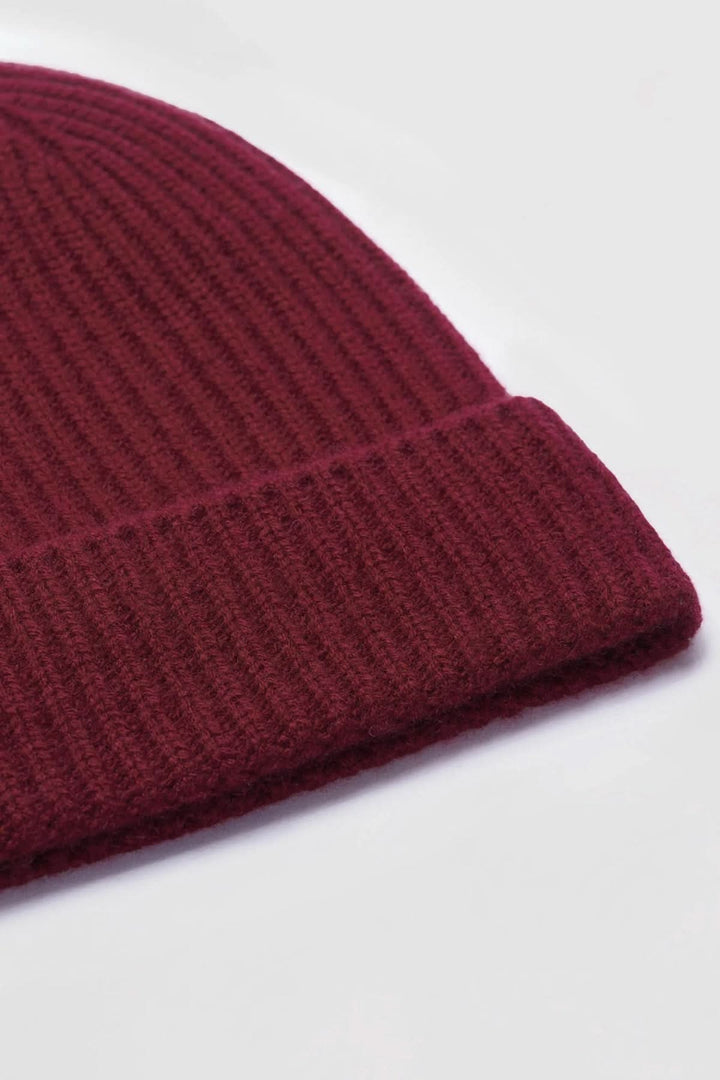 Tuque maille côtelée bordeaux avec revers ajustable, idéale pour un style urbain chaud et confortable en hiver.