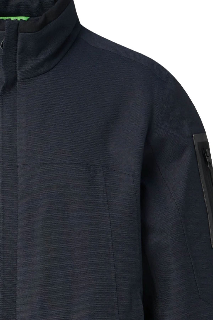 Veste Hexatec Boss Green vue de près avec tissu technique et détails des poches pratiques offrant style et protection déperlante.