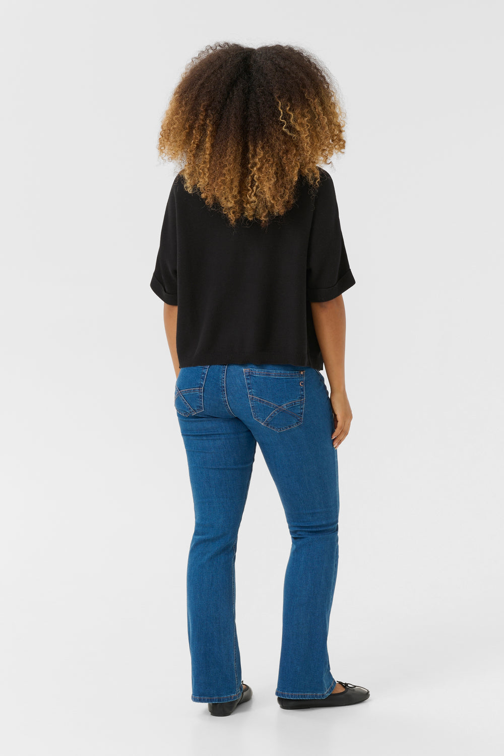 Veste avec manches Sillar vue de dos, manches courtes et coupe fluide, portée avec un jean, silhouette moderne et élégante.